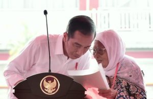 Nenek 76 Tahun Ini Berbisik Impian Pergi Haji Pada Jokowi