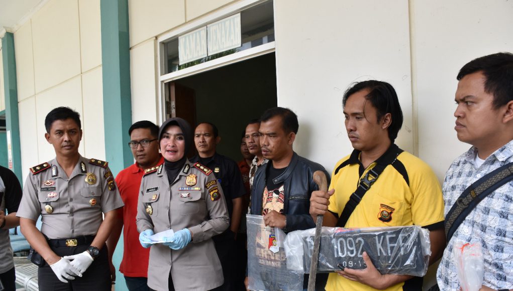 Kapolres Muba Saat Menunjukan barang bukti senjata api