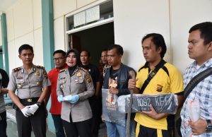 Tegas! Kapolres Muba Instruksikan Tembak Mati Pelaku Begal Kapolres Muba Saat Menunjukan barang bukti senjata api