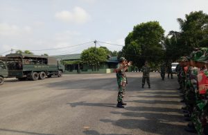 Satgas Darat Padamkan Api Dengan Mesin Pompa Air
