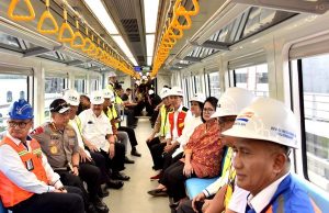 Presiden Jokowi Jajal LRT Palembang