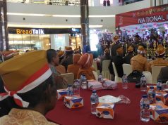 Pejuang Veteran Menyaksikan Penampilan Marching Band