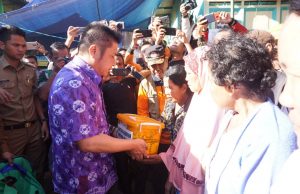 Korban Kebakaran Kertapati Terharu Didatangi Gubernur Sumsel dan Istri