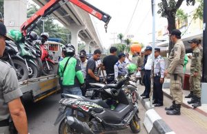 Dishub Angkut Paksa Puluhan Kendaraan yang Parkir Sembarangan
