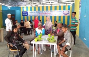 Makan Gratis Setiap Hari, Indahnya Berbagi Bersama Kaum Dhuafa