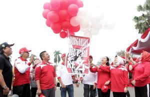 Lomba HUT RI, Herman Deru Juara Lomba Makan Kerupuk