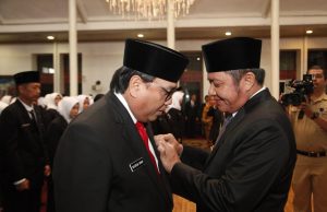 Herman Deru Sematkan Satyalancana Karya Satya Kepada 392 PNS Pemprov Sumsel