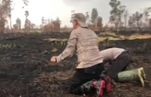 Viral, 2 Polisi Sujud Syukur Turun Hujan di Muba