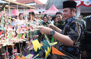 Herman Deru Beli Mainan Telok Abang Buat Sang Cucu Tercinta
