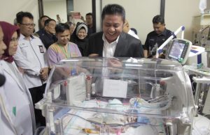 Gubernur Sumsel Jenguk Bayi Kembar Dempet