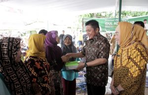 Gubernur Sumsel Bagikan Daging Kurban Kepada Warga di POM IX Palembang