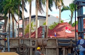 Mobil Fuso Terguling di Jalan Demang Lebar Daun