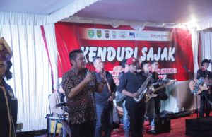 Rajut Kebersamaan dengan Seni, Herman Deru Baca Puisi di BKB
