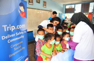 Trip.com Bagikan Ribuan Masker dan Edukasi Pelajar Bahaya Kabut Asap