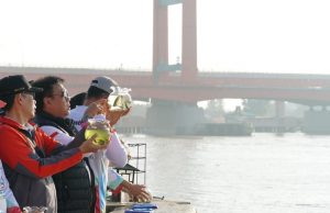 Tebar 62 Ribu Ekor Benih Ikan di Sungai Musi