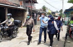 Jajaran Lurah, Camat, Kapolsek Serta Danramil Beri Bantuan Warga Terdampak Covid-19