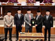 DPRD Provinsi Tandatangani Berita Acara Penetapan HDCU Sebagai Pasangan Calon Gubernur dan Wagub Sumsel Terpilih Periode 2025-2030