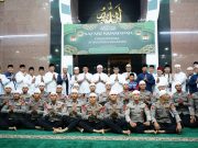 Gubernur Herman Deru dan Wagub Cik Ujang Sholat Isya dan Tarawih Berjemaah di Masjid As-Sa’adah Mapolda Sumsel
