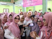 Ketua TP PKK Sumsel Feby Deru Bersama Pengajian EECM Santuni 40 Anak Yatim