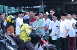 Wali Kota Ratu Dewa Bagikan Takjil Bersama Lazisnu PWNU Sumsel, Warga Antusias