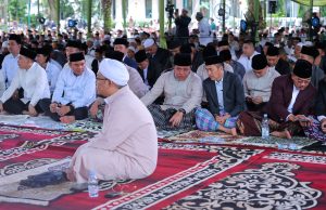 Ratu Dewa Ajak Warga Perkuat Persaudaraan Saat Salat Idulfitri di Masjid Agung Palembang
