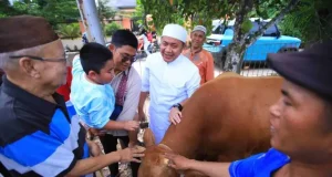 Gubernur Herman Deru Isi Hari Raya Idul Adha dengan Berbagi Kurban dan Menjaga Nilai Kebersamaan Keluarga