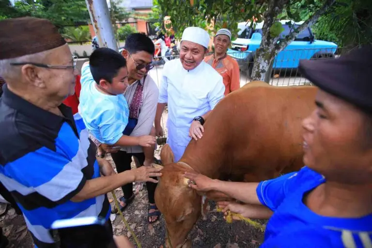 Gubernur Herman Deru Isi Hari Raya Idul Adha dengan Berbagi Kurban dan Menjaga Nilai Kebersamaan Keluarga