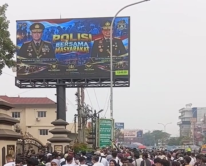 Ratusan Jurnalis Kepung Mapolda Sumsel Tuntut Keadilan bagi Wartawan